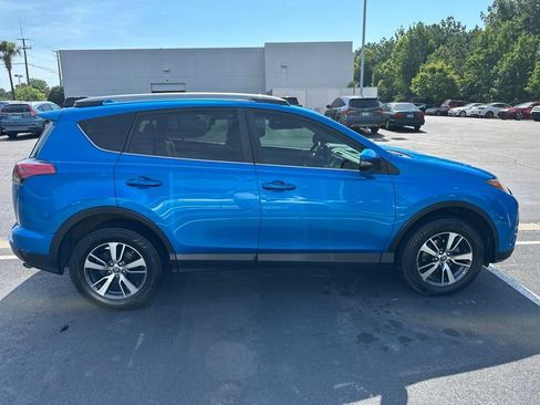 Used 2018 Toyota RAV4 XLE AWD/4WD image 2