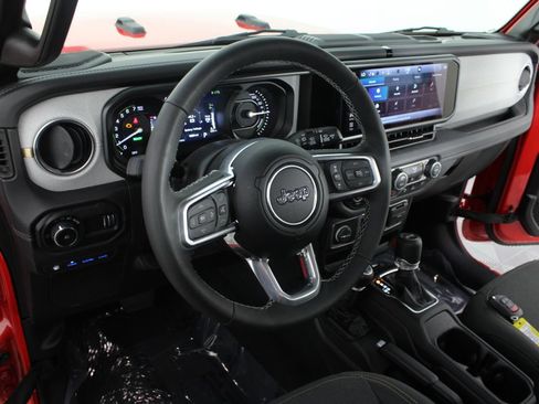 Used 2025 Jeep Wrangler Unlimited Sahara w/ Safety Group AWD/4WD image 8