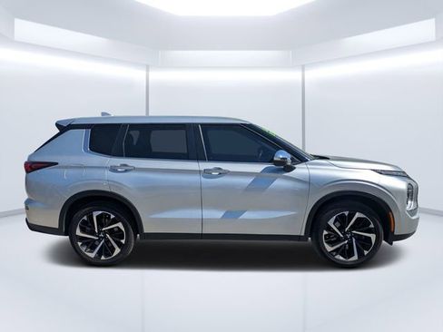 Used 2022 Mitsubishi Outlander ES image 2