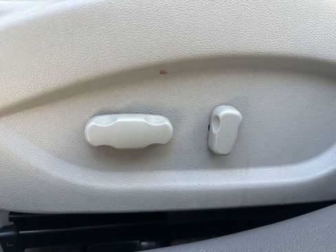 Used 2010 Buick LaCrosse CX image 17