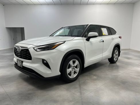 Used 2023 Toyota Highlander LE image 3
