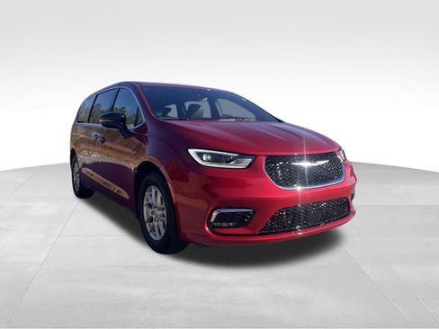 New 2026 Chrysler Pacifica Select image 3