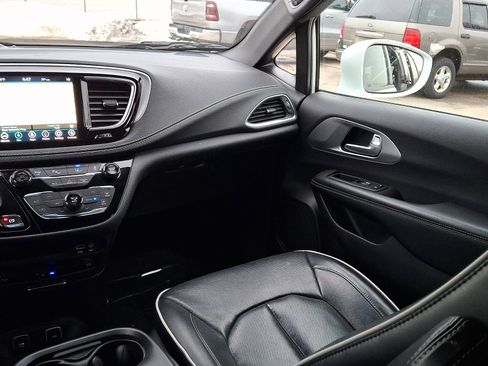 Used 2019 Chrysler Pacifica Limited w/ Advanced Safetytec Group image 16