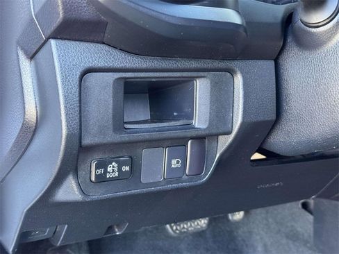 Used 2018 Toyota Tacoma SR w/ SR Convenience Package image 10