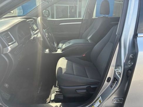 Used 2019 Toyota Highlander LE AWD/4WD image 14