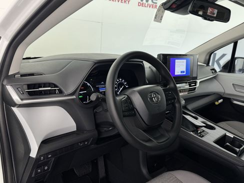 New 2026 Toyota Sienna LE image 3
