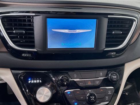 Used 2023 Chrysler Voyager LX image 18