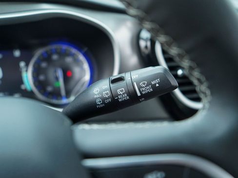 Used 2024 Chrysler Pacifica Touring-L image 16