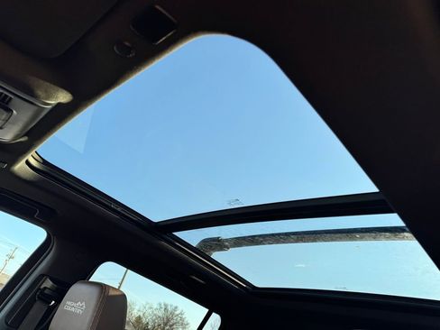 Used 2022 Chevrolet Suburban High Country image 34