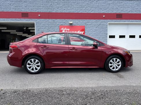 Used 2024 Toyota Corolla LE FWD image 2