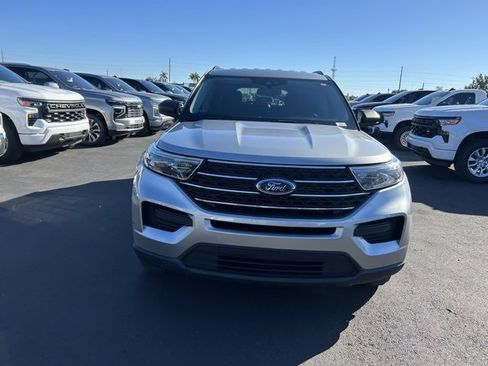 Used 2022 Ford Explorer XLT image 2