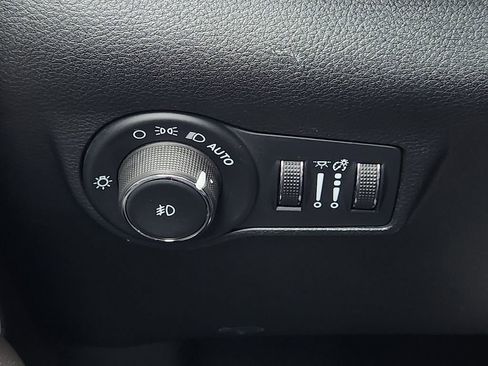 Used 2025 Jeep Compass Limited image 29