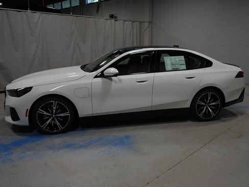 New 2027 BMW 550e xDrive AWD/4WD image 17