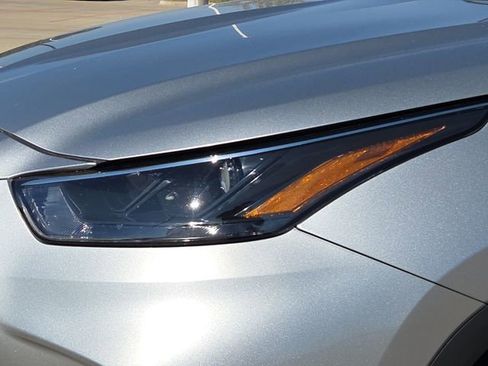 Used 2023 Toyota Highlander XLE image 4