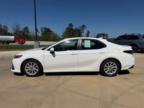 Used 2022 Toyota Camry LE image 2