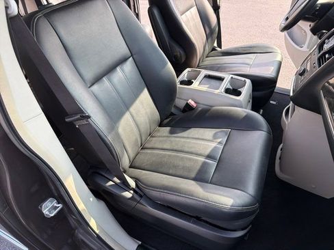 Used 2016 Chrysler Town & Country Touring w/ Driver Convenience Group FWD image 24