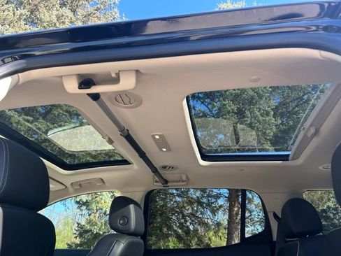 Used 2022 GMC Acadia Denali w/ Denali Technology Package image 5