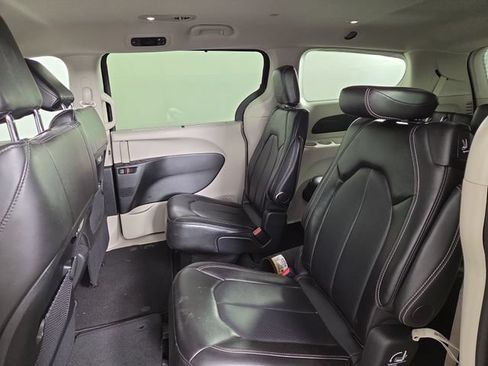 Used 2024 Chrysler Pacifica Touring-L FWD image 15