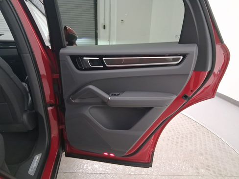 Certified 2023 Porsche Cayenne Coupe image 35