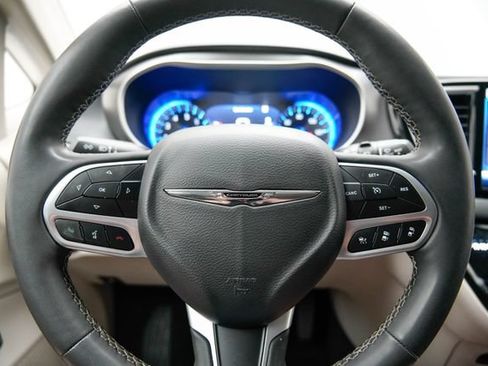 Used 2023 Chrysler Pacifica Touring-L FWD image 32