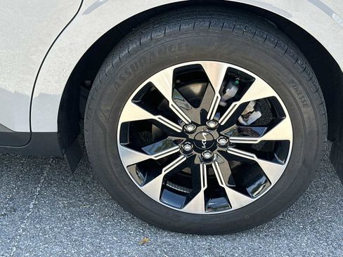 Used 2022 Kia Carnival EX FWD image 12