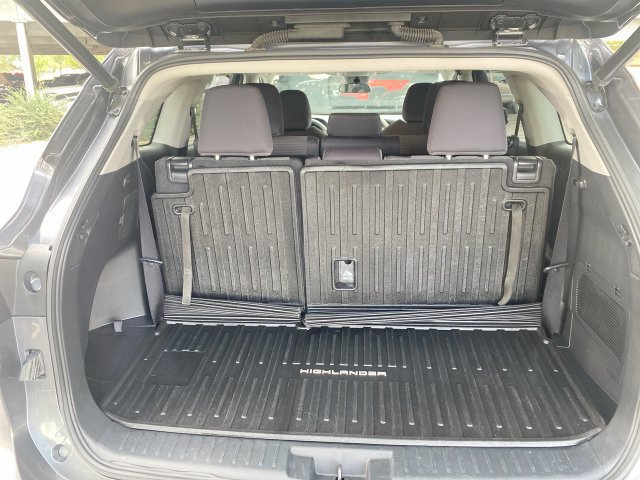 Used 2023 Toyota Highlander LE AWD/4WD image 23