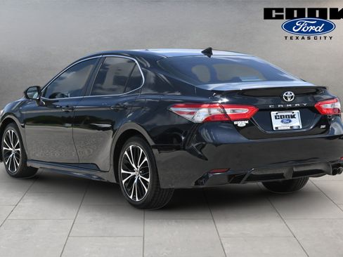 Used 2019 Toyota Camry SE FWD image 4