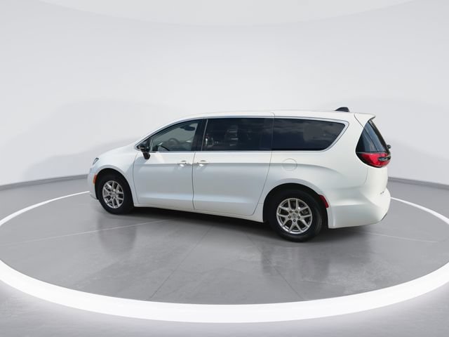 Used 2024 Chrysler Pacifica Touring-L FWD image 6