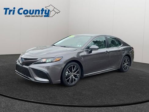 Used 2023 Toyota Camry SE image 3