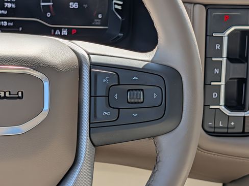 Used 2022 GMC Yukon Denali w/ Denali Premium Package image 23