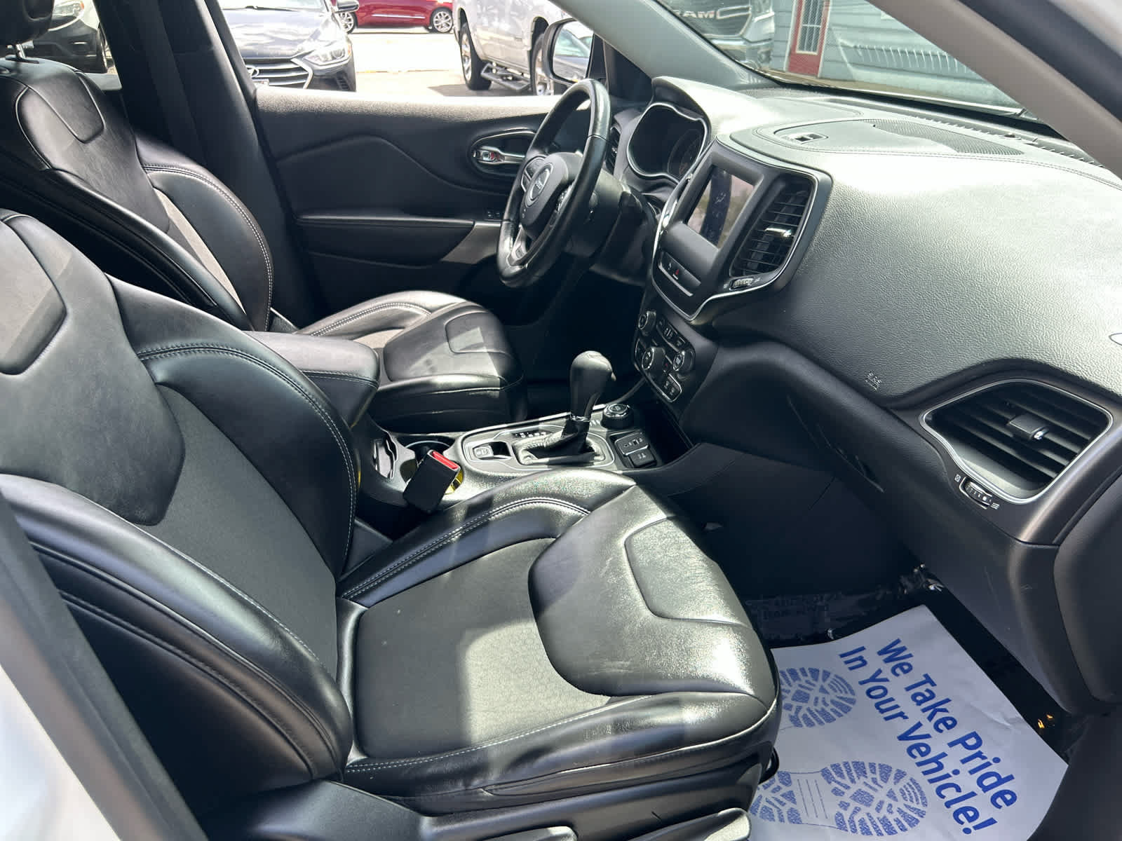 Used 2019 Jeep Cherokee Latitude Plus w/ Cold Weather Group AWD/4WD image 25