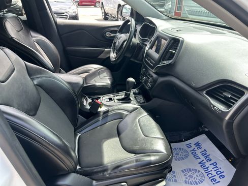 Used 2019 Jeep Cherokee Latitude Plus w/ Cold Weather Group AWD/4WD image 25