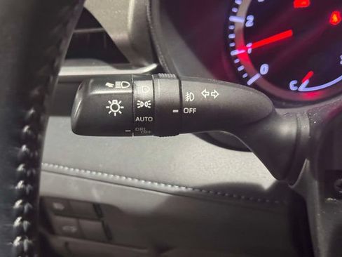 Used 2020 Toyota Highlander LE AWD/4WD image 28