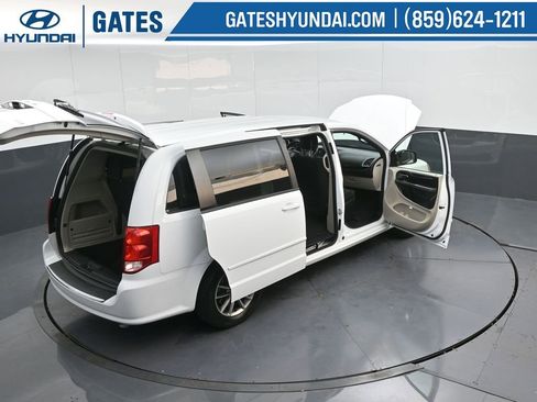 Used 2016 Dodge Grand Caravan SE image 34