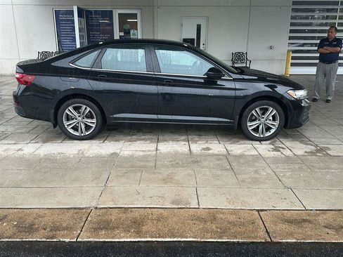Used 2022 Volkswagen Jetta SE FWD image 2