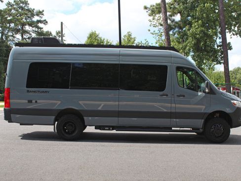 Used 2024 Mercedes-Benz Sprinter 3500 image 10