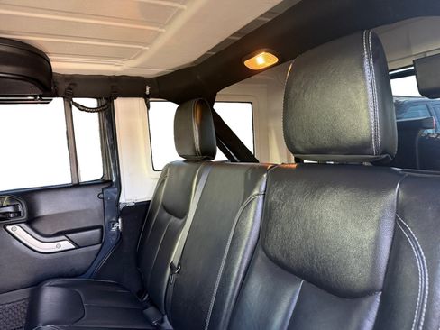 Used 2016 Jeep Wrangler Unlimited Sahara w/ Connectivity Group AWD/4WD image 11