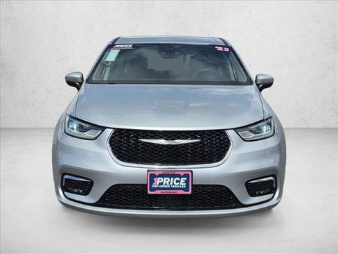 Used 2023 Chrysler Pacifica Touring-L FWD image 2