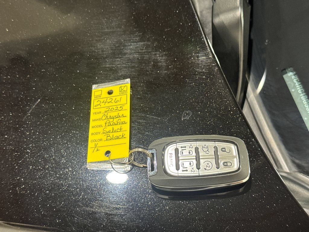 Used 2025 Chrysler Pacifica Select FWD image 41