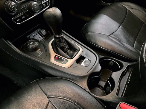 Used 2018 Jeep Cherokee Latitude w/ Altitude Package image 17