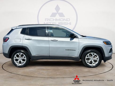 Used 2024 Jeep Compass Latitude AWD/4WD image 2