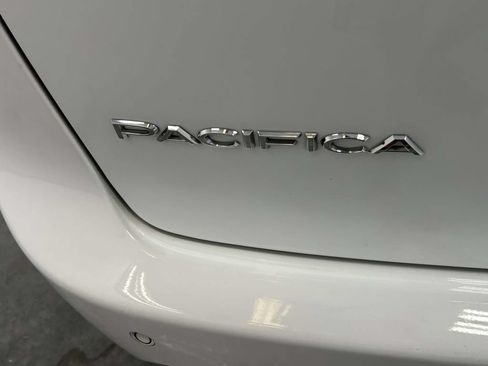 Used 2024 Chrysler Pacifica Touring-L FWD image 10