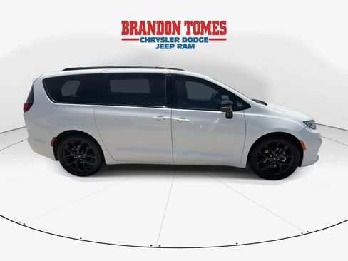Used 2025 Chrysler Pacifica Limited FWD image 9