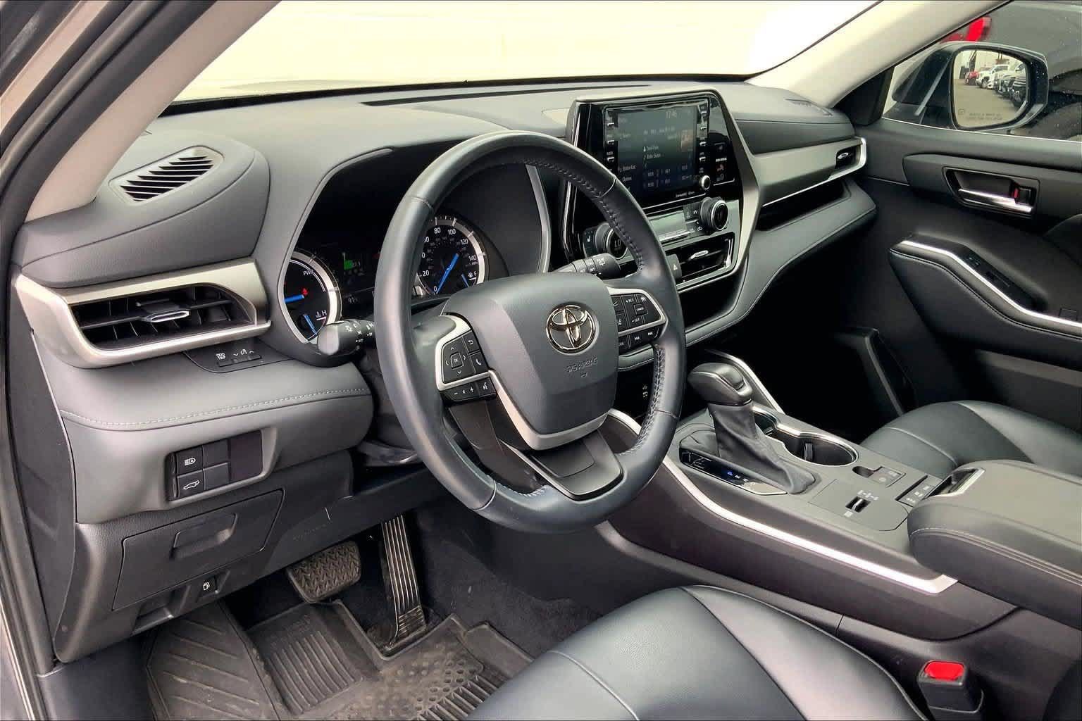 Used 2022 Toyota Highlander XLE AWD/4WD image 2