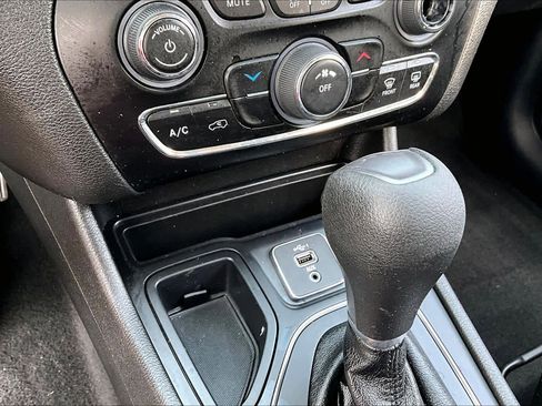 Used 2020 Jeep Cherokee Latitude image 32