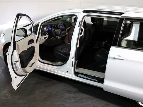 Used 2024 Chrysler Pacifica Touring-L FWD image 5