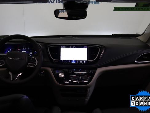 Used 2024 Chrysler Pacifica Select image 14