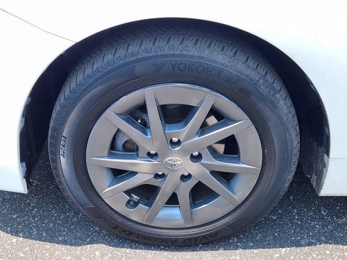 Used 2016 Toyota Prius V Three FWD image 9