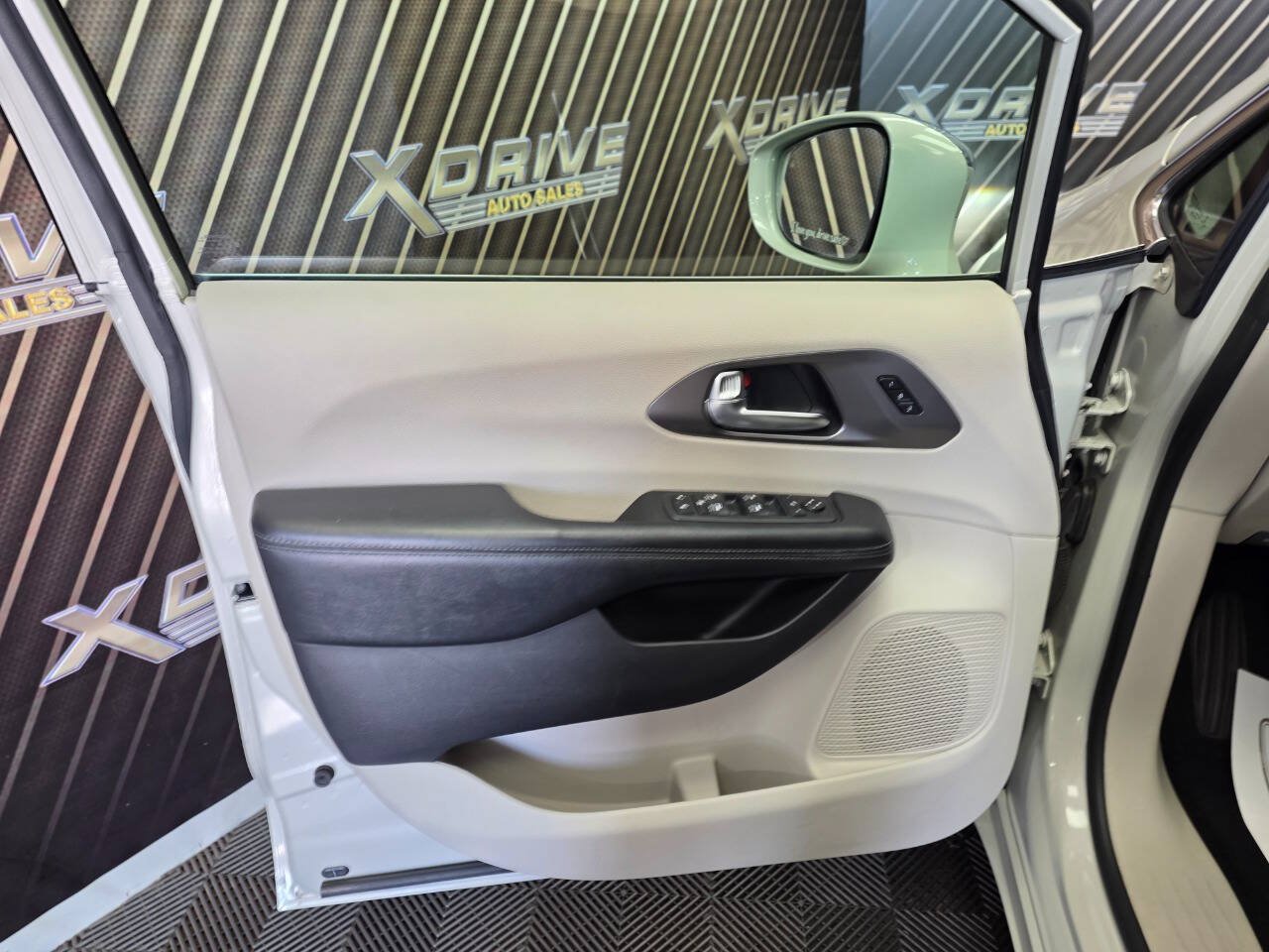 Used 2019 Chrysler Pacifica Limited FWD image 17