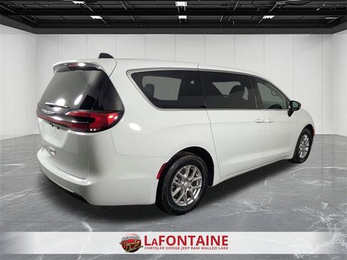 Certified 2026 Chrysler Pacifica Select image 5